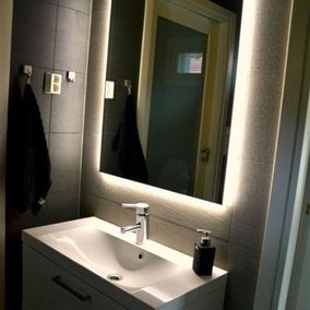 kylpyhuoneen käsienpesutaso ja peili